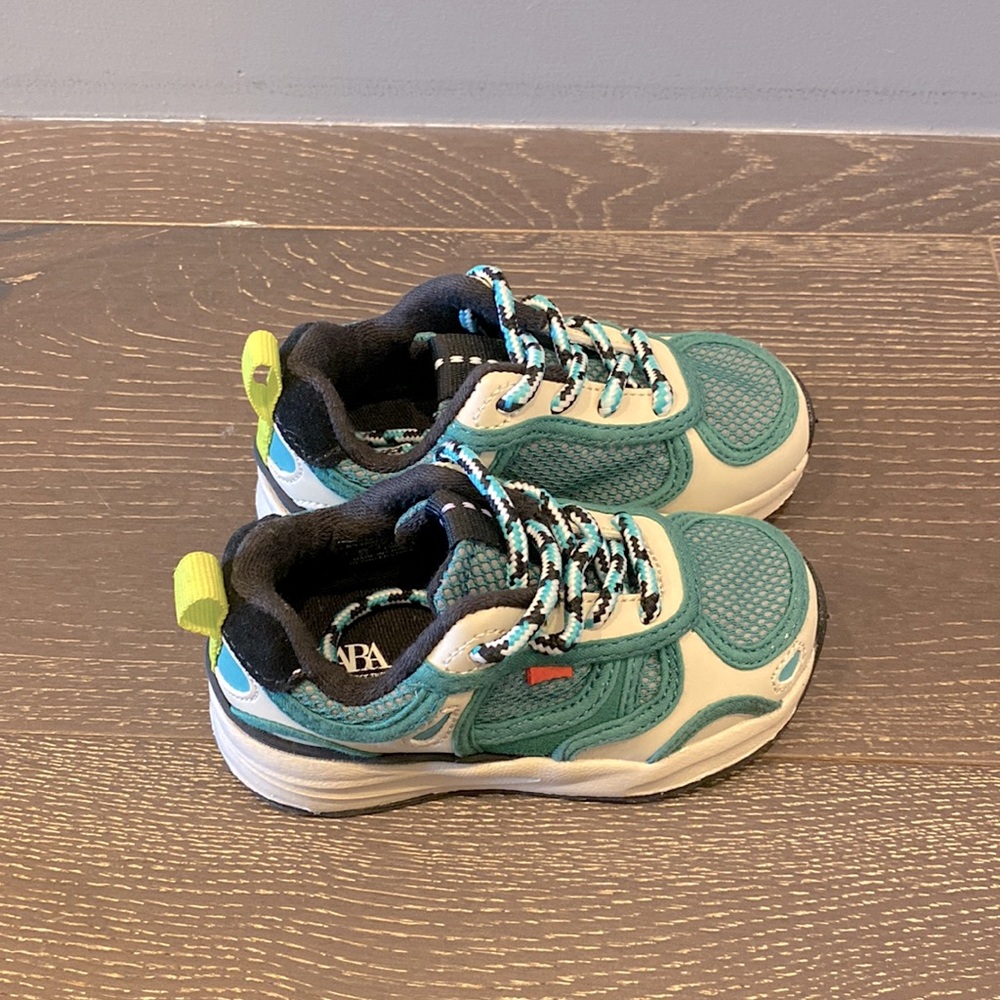 Zara baby boy sneaker. Size 21.